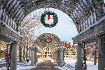 wooden arch with a Christmas wreath.park alley with Christmas decorations on a snowy day