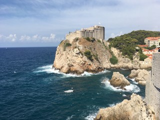 ドゥブロヴニク旧市街の街並みとアドリア海