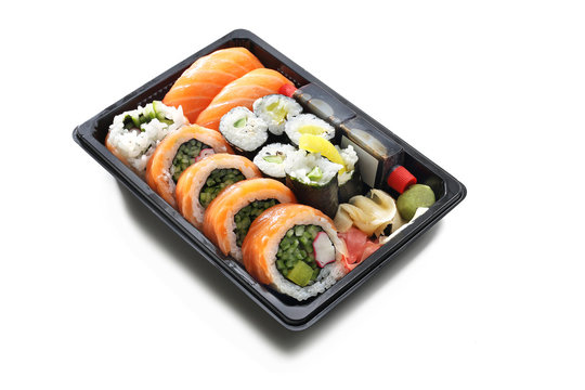 Rolki sushi na tacce. Tacka sushi na białym tle.