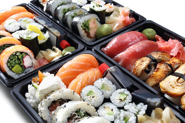 Sushi. Zestawy sushi na wynos. Kompozycja tacek z rolkami sushi na białym tle. - obrazy, fototapety, plakaty