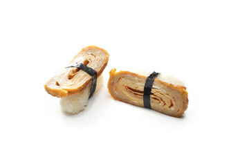 Nigiri z japońskim omletem. Sushi na białym tle. - obrazy, fototapety, plakaty