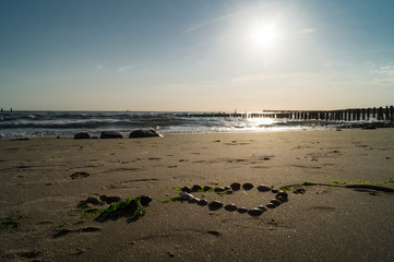 Herz aus Steinen am Strand von Zealand Nord See bei low light - Variante 3