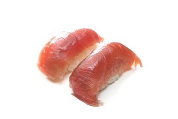 Sushi nigiri z tuńczykiem. Sushi na białym tle.