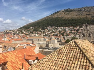 ドゥブロヴニク旧市街のオレンジ屋根の街並み