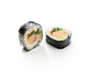 Futomaki z grillowanym łososiem.  Rolka sushi na białym tle. - obrazy, fototapety, plakaty