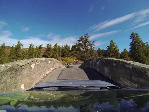 Fahrt &uuml;ber die Gairn-Br&uuml;cke auf der A939, Schottland / Cairngorms