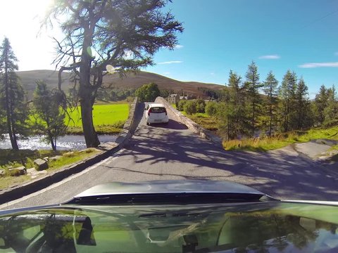 Fahrt &uuml;ber die Gairn-Br&uuml;cke auf der A939, Schottland / Cairngorms