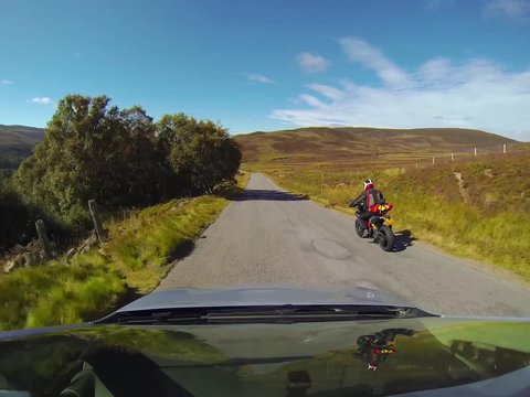 Fahrt durch die Cairngorms, Schottland, A 939, Motorradfahrer &uuml;berholt