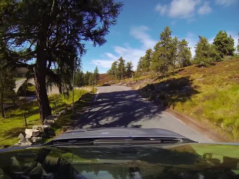 Fahrt &uuml;ber die Gairn-Br&uuml;cke auf der A939, Schottland / Cairngorms