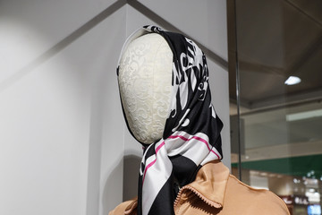 Mannequin's head in a white and black scarf