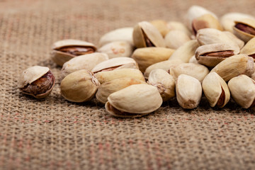 Pistacchi posati su sacco di juta