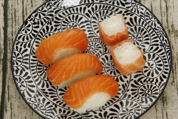 Sushi et maki saumon