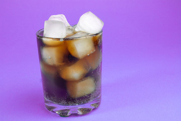 Fototapeta na wymiar ice cubes and fizzy drink in a glass