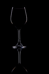 Weinglas vor dunklem Hintergrund