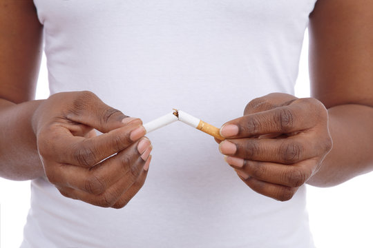 femme noire africaine jeune cassant une cigarette 