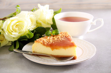 Caramel topping cheese cake slice