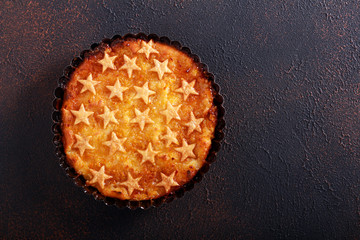 Star topped caramelized cake