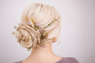 Elegant women's hair styles for blonde hair.