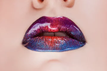 Herrliches Lippen-Make-up, mehrfarbige Übergänge. Schöne Frauenlippen mit hellem Lippenstift, helles, stilvolles Make-up © Ulia Koltyrina