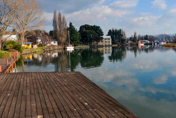 Embarcadero y reflejos sobre el río