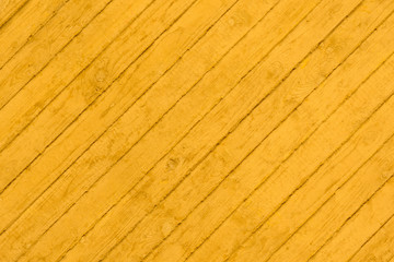 Betonwand mit 45° Lattenschalung in Gelb