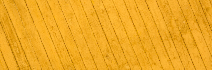 Betonwand Header 3:1 mit 22,5° Lattenschalung - in Gelb