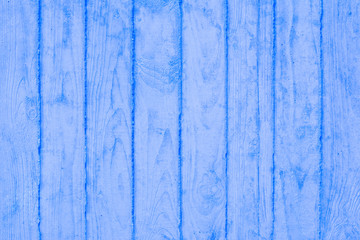 Fototapeta na wymiar Nahaufnahme einer Betonwand mit Struktur der Lattenschalung, ohne Betonanker in Blau.