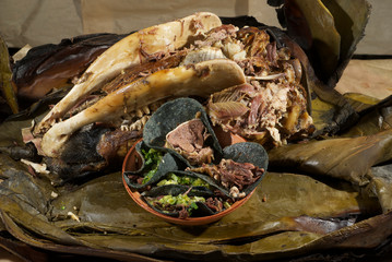 tacos de carne de cabeza de res cocida en pencas de maguey con salsa verde