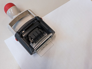 Dieser Eingangsstempel wird im Büro täglich benutzt.