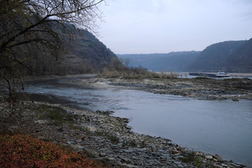 Der Rhein bei Niedrigwasser Höhe Oberwesel im Herbst 2018 - Stockfoto