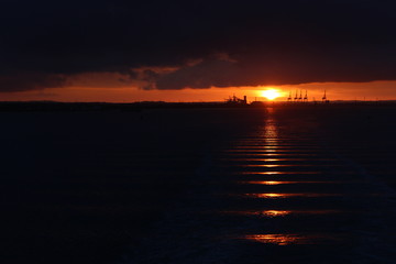 Naklejka premium Sunset at sea