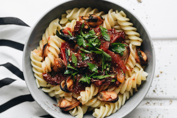 Delicious pasta with tomatoes, mussels and herbs