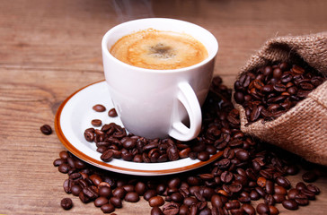 Kaffeebohnen und Tasse heißer Kaffee