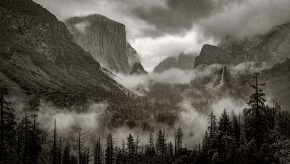 Yosemite National Park with panoramic view at the Yosemite Tunnel View point - obrazy, fototapety, plakaty