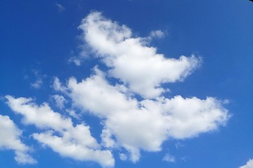 weiße Wolken am blauen Himmel, Hintergrund