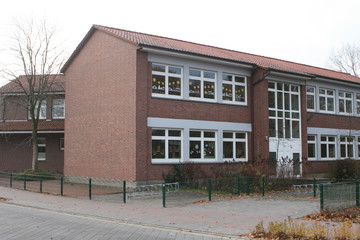 Schulgelände , Schulgebäude