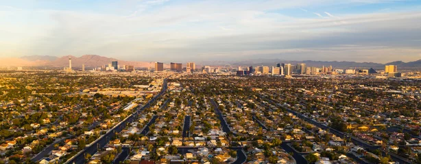 Abwaschbare Fototapete Las Vegas Langer Panoramablick auf die Wohnfläche außerhalb des Strip Las Vegas