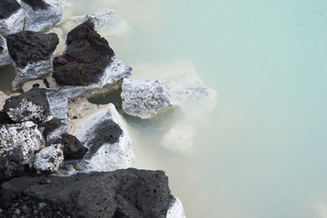 Lava-Stein-Textur im milchig blauen Wasser an der blauen Lagune - Island  - obrazy, fototapety, plakaty