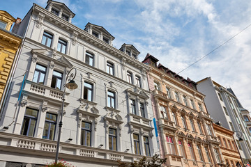 Historische Häuserfassade in Karlovy Vary, Tschechien