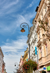 Historische Straßenlaterne mit Blumenschmuck in Karlovy Vary