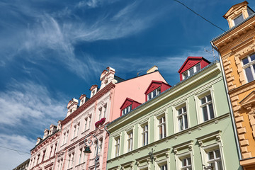 Rote Dachgauben mit grüner Hausfassade, Historisches Karlsbad