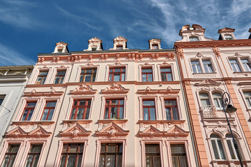 Fototapeta premium Historische Hausfassade mit Dachgauben in Karlovy Vary, Tschechien