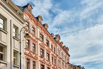 Fototapeta premium Historische Hausfassade mit Dachgauben in Karlovy Vary, Tschechien
