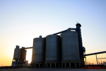 Obraz premium metal Tubular warehouse in bulk cargo terminal