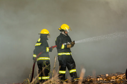 bomberos trabajando en un incendio