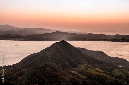 日本 瀬戸内海 しまなみ海道 秋の絶景 亀老山展望台の夕日 来島海峡大橋 Wall Mural Beautiful Japan 90 日本 瀬戸内海 しまなみ海道 秋の絶景 亀老山展望台の夕日 来島海峡大橋 Wall Mural Beautiful Japan 90