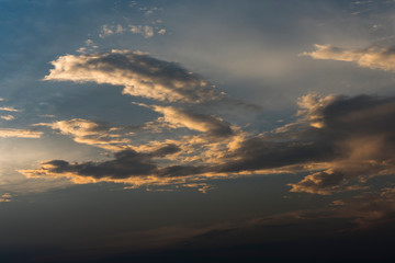 Obraz premium Abstract curvy clouds during sunset in Murchison Falls National Park, Uganda