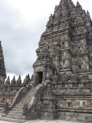 芸術的な彫刻がされたインドネシアにある巨大遺跡