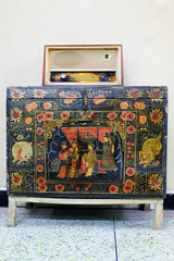traditional style transistor radio on the cabinet
