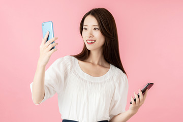 スマホを比べる女性